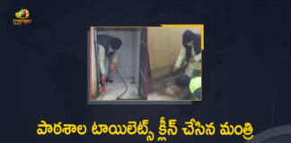Energy Minister of MP, Girl Student Complains Of Dirty Toilet in Govt School, Madhya Pradesh, Madhya Pradesh Minister Cleans Toilet At Government School, Madhya Pradesh minister cleans toilet at government school in Gwalior, Madhya Pradesh Minister Pradhuman Singh Tomar, Madhya Pradesh Minister Pradhuman Singh Tomar Cleans Toilet At Government School, Mango News, Mango News Telugu, Minister Cleans Toilet, Minister of Madhya Pradesh cleans toilet, Minister Pradhuman Singh Tomar Cleans Toilet At Government School, MP Min Pradhuman cleans govt school toilet, Pradhuman Singh cleans Toilet