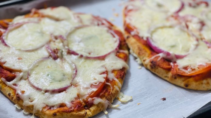 Instant Naan Pizza / Naan Pizza in 15 Mts @SOOTIGA SUTHI LEKUNDA VANTALU,naan pizza,pizza,easy pizza,instant pizza in 15mts,garlic pizza,wegmans naan pozza,wegmans garlic naan pizza,pizza with naan bread indian,pizza recipe,sootiga suthi lekunda vantalu,sootiga suthi lekunda,sutiga sutti lekunda vantalu