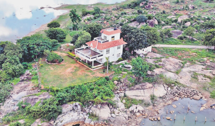 Bulldozers Towards Himayatsagar, Bulldozers, Farmhouses Of Celebrities, Himayatsagar, HYDRA, HYDRA Continues Demolition, Hydra List, Latest Hydra News, Hydra Live Updates, Hyderabad, Illegal Contructions, Hyderabad Live Updates, Latest Hyderabad News, Telangana, TS Politics, TS Live Updates, Political News, Mango News, Mango News Telugu
