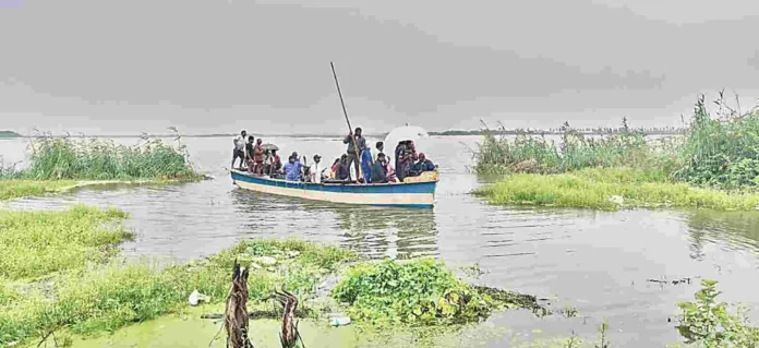 Kolleru Faces Budameru Threat.. Transportation Halted For 9 Villages, Kolleru, Yeleru Receive Heavy Inflows, Kolleru Lake, Water level in Kolleru Lake, 9 Villages Blocked, Budameru Floods, Kolleru Budameru Flood Gandam, Traffic, Rain Alert, Officials Have Been Alerted, Heavy Rain Are Falling Across AP, Heavy Rain In AP, Weather Report, Red Alert, AP, Heavy Rain, Andhra Pradesh, AP Rains, AP Live Updates, Political News, Mango News, Mango News Telugu