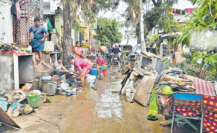 Who Owns The Khammam Flood Sin, Khammam Flood News, Khammam Flood Updates, Causes Khammam Floods, Heavy Rain Causes Flooding in Khammam, Khammam Flood, Munneru, Munneru River Are Under Flood Threat, Heavy Rains In Telangana, Weather Report, Latest Hyderabad News, CM Revanth Reddy, Congress, Hyderabad Live Updates, Latest Hyderabad News, Telangana, TS Politics, TS Live Updates, Political News, Live Updates, Breaking News, Headlines, Live News, Mango News, Mango News Telugu