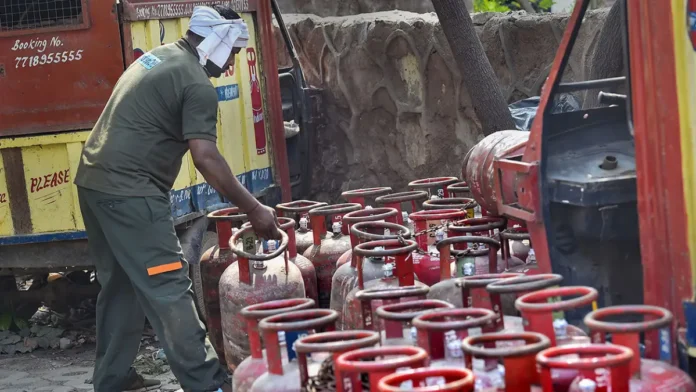 Rising Cooking Gas Prices, Gas Prices, Cooking Gas, Rising Cooking Gas, Gas Rates Reduced, LPG Gas Price Hike, LPG Gas, LPG Gas Increased, Gas, Cooking Gas Increased, Cooking Gas News, Modi, India, BJP, Congress, Live Updates, Breaking News, Headlines, Live News, Mango News, Mango News Telugu