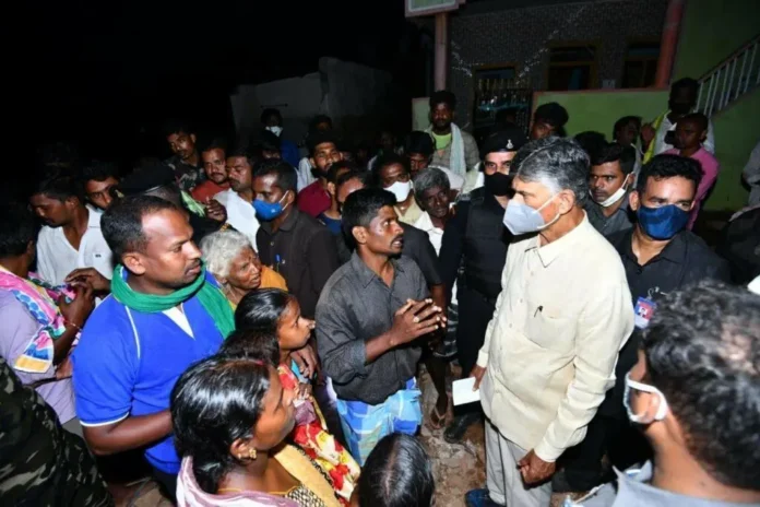 Late Night Visit Of CM Chandrababu In Flood Affected Areas, CM Chandrababu In Flood Affected Areas, Flood Affected Areas, Late Night Visit Of CM Chandrababu, Late Night Visit, AP CM Chandrababu, AP Floods, IMD, Telangana rains, Weather Updates, AP Rains, Rains, Rains Alert, Rains In Vijayawada, Vijayawada, Rain Alert, Officials Have Been Alerted, Heavy Rain Are Falling Across AP, Heavy Rain In AP, Weather Report, Red Alert, AP, Heavy Rain, Andhra Pradesh, AP Rain, AP Live Updates, Political News, Mango News, Mango News Telugu