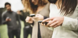 What Is Your Mobile Holding Style | Mango News Telugu