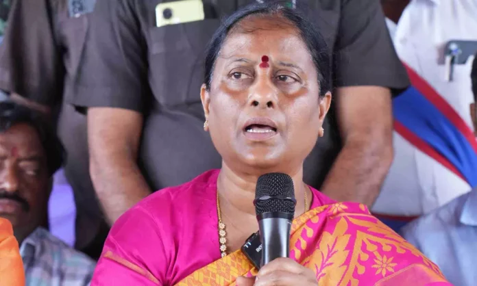 Minister Konda Surekha In Another Controversy Video Goes Viral, Minister Konda Surekha In Another Controversy, Another Controversy, Another Controversy Konda Surekha, Konda Surekha Controversy Video Goes Viral, Konda Surekha, Konda Surekha Comments On KCR, Minister Konda Surkeha, Konda Surekha Made Hot Comments On KCR, Konda Surekha Comments On KCR, Controversy Over Minister Konda Surekhas, Konda Surekha Viral Video, Latest Konda Surekha News, Telangana, TS Politics, TS Live Updates, Political News, Mango News, Mango News Telugu