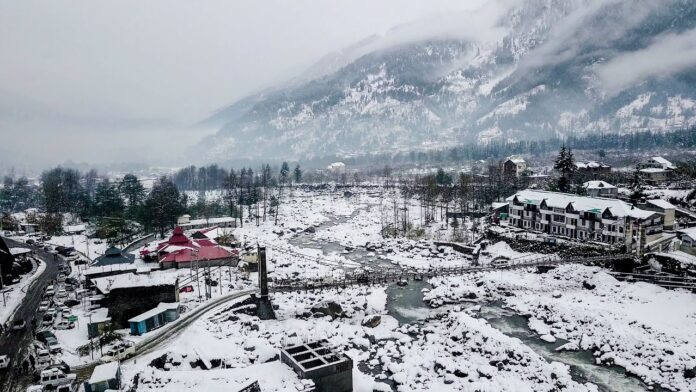 Heavy Snowfall In Manali Huge Traffic Jam, Manali Huge Traffic Jam, Huge Traffic Jam In Manali, Heavy Snowfall, Heavy Snowfall In Manali, Snowfall In Manali, Manali, Manali Solanganala Road, Snowfall In Himachal, Solanganala, India, National News, PM Modi, Live Updates, Breaking News, Live News, Mango News, Mango News Telugu