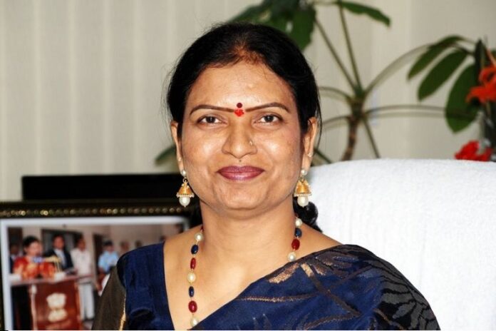 DK Arunas Take On Women In Politics Sacrifices And Opportunities, Politics Sacrifices And Opportunities, DK Arunas Take On Women, Women In Politics, BJP, DK Aruna, Politics, Women Leadership, Women Reservation Bill, Hyderabad, Hyderabad Live Updates, Latest Hyderabad News, Telangana, TS Politics, TS Live Updates, Political News, Mango News, Mango News Telugu