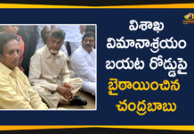 Chandrababu, chandrababu bus yatra, Chandrababu Naidu, Chandrababu Naidu Protest, Chandrababu Naidu Protest At Visakha Airport, Chandrababu Praja Chaitanya Yatra, chandrababu vizag tour, chandrababu yatra, High Tension At Visakha Airport, Mango News Telugu, Praja Chaitanya Yatra, Visakhapatnam