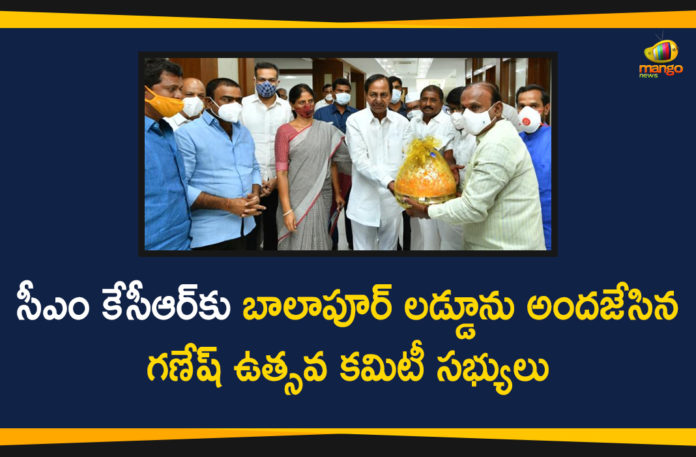Balapur, Balapur Ganesh, Balapur Ganesh Laddu, Balapur Ganesh Laddu 2020, Balapur Ganesh Laddu Auction, Balapur Ganesh Utsav, Balapur Ganesh Utsav Samithi, Balapur Laddu, Balapur Laddu to CM KCR, Balapur Vinayaka Committee, Balapur Vinayaka Committee Presented Laddu to CM KCR, Chief Minister of Telangana, CM KCR, ganesh chaturthi, Telangana CM KCR