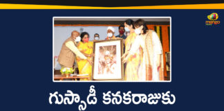 Governor Tamilisai Soundararajan, Governor Tamilisai Soundararajan Felicitates Gussadi Kanaka Raju, Gussadi Dance Master Kanaka Raju, Gussadi Kanaka Raju, Gussadi master contributions, Mango News, Padma Shri Award Winner, Padma Shri Award Winner Gussadi Kanaka Raju, Padma Shri Awardee Gussadi Kanaka Raju, Telangana Governor Tamilisai Soundararajan