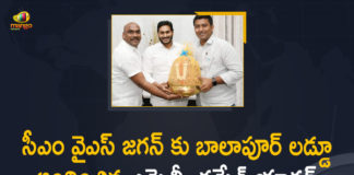 AP CM YS Jagan, Balapur Ganesh Laddu, Balapur Laddu, balapur laddu auction 2021, balapur laddu auction 2021 price, balapur laddu auction 2021 Winner, balapur laddu auction list, balapur laddu auction Winner, Mango News, MLC Ramesh Yadav, MLC Ramesh Yadav Hands over Balapur Laddu to AP CM YS Jagan, Ramesh Yadav Hands over Balapur Laddu to AP CM YS Jagan, YSRCP MLC Ramesh Yadav, YSRCP MLC Ramesh Yadav gifts Balapur Laddu to CM Jagan