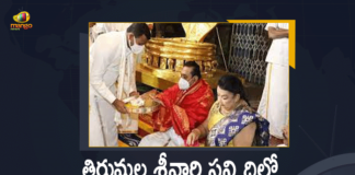 Mahinda Rajapaksa, Mango News, Sri Lanka PM Rajapaksa offers prayers to lord Venkateswara, Sri Lanka Prime Minister, Sri Lanka Prime Minister Mahinda Rajapaksa, Sri Lanka Prime Minister Mahinda Rajapaksa Offers Prayers, Sri Lanka Prime Minister Mahinda Rajapaksa Offers Prayers at Tirumala Temple, Sri Lanka Prime Minister Offers Prayers at Tirumala Temple, Sri Lankan PM, Sri Lankan PM Mahinda Rajapaksa, Sri Lankan PM prays at Tirumala temple, Sri Lankan PM Rajapaksa offers prayers at Tirupati, Sri Lankan Prime Minister offers prayers at Tirumala, Tirumala temple
