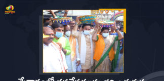 2022 Medaram Jatara, Central Minster Kishan Reddy, Central Minsters Kishan Reddy Renuka Singh Visits Medaram Maha Jathara Today, CM KCR, Kishan Reddy, Mango News, Medaram Jatara 2022, Medaram Jatara Latest Updates, Medaram Jatara News, Medaram Maha Jathara, medaram sammakka sarakka jatara, Renuka Singh, Renuka Singh Visits Medaram Maha Jathara Today, Sammakka Sarakka Jatara 2022, Sammakka-Saralamma Maha Jathara