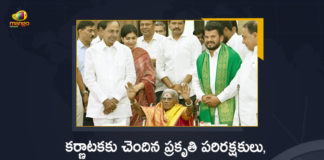 CM KCR Felicitates Padma Shri Saalumarada Thimmakka at Pragati Bhavan Today, Telangana CM felicitates 110-year-old environmentalist Saalumarada Thimmakka, CM KCR Felicitates Padma Shri Saalumarada Thimmakka at Pragati Bhavan, Telangana CM KCR Felicitates Padma Shri Saalumarada Thimmakka at Pragati Bhavan, CM KCR Felicitates Padma Shri Saalumarada Thimmakka, Padma Shri Saalumarada Thimmakka, Saalumarada Thimmakka, Pragati Bhavan, Telangana CM felicitates 110-year-old environmentalist Saalumarada Thimmakka at Pragati Bhavan Today, 110-year-old environmentalist Saalumarada Thimmakka, 110-year-old environmentalist, 110-year-old, Padma Shri Thimmakka, Felicitates, CM KCR, Telangana CM KCR, K Chandrashekar Rao, Chief minister of Telangana, K Chandrashekar Rao Chief minister of Telangana, Telangana Chief minister, Telangana Chief minister K Chandrashekar Rao, Mango News, Mango News Telugu,