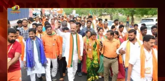 Telangana Police Issues Notice For State BJP Chief Bandi Sanjay To Stop Praja Sangrama Yatra, Telangana Police Issues Notice To Stop Praja Sangrama Yatra, State BJP Chief Bandi Sanjay To Stop Praja Sangrama Yatra, Praja Sangrama Yatra, Telangana State BJP Chief Bandi Sanjay, Bandi Sanjay Kumar Detained By Police, Bandi Sanjay Kumar Arrested, Bandi Sanjay Kumar, BJP Telangana President, Praja Sangrama Yatra News, Praja Sangrama Yatra Latest News And Updates, Praja Sangrama Yatra Live Updates, Mango News, Mango News Telugu,