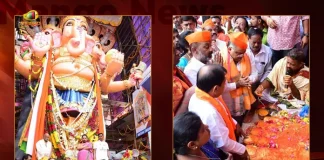 Hyderabad Telangana BJP Chief Bandi Sanjay Visits Khairatabad Ganesh Performs Special Poojas, Bandi Sanjay Visits Khairatabad Ganesh, Telangana BJP Chief Bandi Sanjay , Bandi Sanjay Special Pooja Khairatabad Ganesh, Hyderabad Telangana BJP Chief Bandi Sanjay , Mango News, Mango News Telugu, BJP Chief Bandi Sanjay Latest News And Updates, Khairatabad Ganesh , Khairatabad Ganesh Pooja, BJP Party, PM Narendra Modi, Telanagana By Election