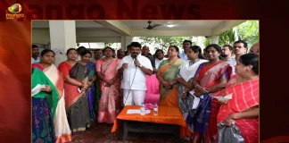 Minister Talasani Srinivas Hand Over Kalyana Lakshmi Shadi Mubarak Cheques to 84 Beneficiaries, Kalyana Lakshmi Cheques Distrubuted, Shadi Mubarak Cheques Distrubuted, Kalyana Lakshmi, Shadi Mubarak Cheques to 84 Beneficiaries, Minister Talasani Srinivas Yadav, Mango News, Mango News Telugu,Kalyana Lakshmi,Shadi Mubarak, TRS Party, KCR , BRS Party, KTR, Kavitha Kalavakuuntla, Telangana Latest News And Updates