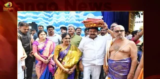 Minister Talasani Srinivas Yadav Offers Silk Cloths to Sri Ranganatha Swamy in Jiyaguda Temple,Minister Talasani Srinivas Yadav,Srinivas Yadav Offers Silk Cloths,Sri Ranganatha Swamy,Jiyaguda Sri Ranganatha Swamy Temple,Telangana BRS Govt,Mango News,Mango News Telugu,Rythu Bandhu,Telangana Rythu Bandhu,CM KCR News And Live Updates, Telangna Congress Party, Telangna BJP Party, YSRTP,TRS Party, BRS Party, Telangana Latest News And Updates,Telangana Politics, Telangana Political News And Updates