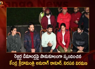కేంద్ర క్రీడా మంత్రి అనురాగ్ ఠాకూర్తో రెజ్లర్ల భేటీ.. డిమాండ్లపై సానుకూలంగా స్పందించడంతో నిరసన విరమణ Wrestlers Call Off Protest After Union Sports Minister Anurag Thakur's Interferace WFI Chief To Step Aside Till Probe Completed,Wrestlers Call Off Protest,Union Sports Minister Anurag Thakur,Anurag Thakur's Interferace,WFI Chief To Step Aside,Till Probe Completed,Mango News,Mango News Telugu,Sports Minister Meets,Sports Minister Meets Wrestler,Protesting Over Sexual Harassment,Sexual Harassment Allegations,Mango News,Mango News Telugu,Indian Wrestlers Continues,Their Stage Protest,Against WFI President,Brij Bhushan Sharan Singh,Jantar Mantar