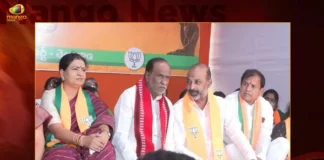 Telangana BJP Chief Bandi Sanjay and Other Leaders Participated in Mahila Gosa-BJP Bharosa Deeksha in Hyderabad Today,Telangana BJP Chief Bandi Sanjay,Mahila Gosa-BJP Bharosa Deeksha,BJP Bharosa Deeksha in Hyderabad Today,BJP Chief and Other Leaders in Deeksha,Mango News,Mango News Telugu,Bandi Sanjay Deeksha,Mahila Gosa-BJP Bharosa,BJP counter protest in Hyd,Mahila Gosa-BJP Bharosa Latest News,Telangana Latest News,Telangana News Today