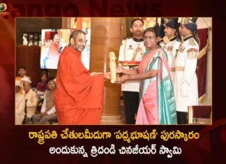 ‘పద్మభూషణ్’ పురస్కారం అందుకున్న ప్రముఖ ఆధ్యాత్మికవేత్త త్రిదండి చినజీయర్ స్వామి Tridandi Chinna Jeeyar Swamiji Received Padma Bhushan Award For Spiritualism From President Droupadi Murmu,Tridandi Chinna Jeeyar Swamiji,Chinna Jeeyar Swamiji Received Padma Bhushan Award,Chinna Jeeyar Swamiji Padma Bhushan Award For Spiritualism,Chinna Jeeyar Swamiji Award From President Droupadi Murmu,Padma Bhushan Award For Spiritualism,Mango News,Mango News Telugu,HH Chinna Jeeyar Swamiji Received Padma Bhushan,President Murmu Presents Padma Awards 2023,His Holiness Tridandi Chinna Jeeyar Swamiji,Chinna Jeeyar Swamiji Latest News And Updates,Chinna Jeeyar Swamiji Live News,Padma Bhushan Awar 2023,President Droupadi Murmu Latest News