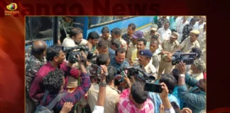 AP High Tension Prevails at Tulluru Police Imposed Section 144 During Amaravati Farmers Protest Against R5 Zone,AP High Tension Prevails at Tulluru,Tulluru Police Imposed Section 144,Amaravati Farmers Protest Against R5 Zone,Mango News,Mango News Telugu,Amaravati Farmers Protest,Section 144 During Amaravati Farmers Protest,Tension mounts at Tulluru,Tulluru 144 Section Latest News,Tulluru 144 Section Latest Updates,Amaravati Farmers Protest News Today,Amaravati Farmers Protest Latest News,Amaravati Farmers Protest Latest Updates,Amaravati Farmers Latest News,Amaravati News Updates