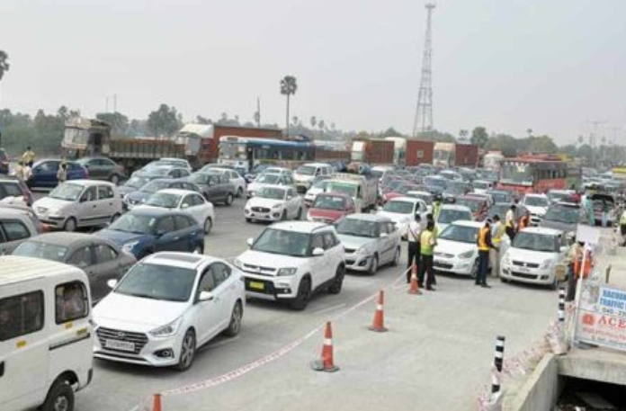 AP and Telangana voters are returning to Hyderabad AP and Telangana Voters Are Returning To Hyderabad, AP and Telangana Voters Are Return, Voters Are Returning To Hyderabad, Returning To Hyderabad, Voters Are Returning, AP And Telangana Voters, Reaching Hyderabad, Heavy Traffic Jam, Pantangi Tollgate, Voters Back To Hyderabad, Lok Sabha Elections, AP Live Updates, TS Live Updates, Political News, Mango News, Mango News Telugu