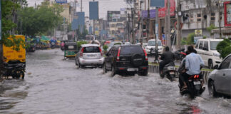 Record Rain In Vijayawada Peoples Life Is Chaotic, Record Rain In Vijayawada, Vijayawada Rain, Vijayawada Rain News, Vijayawada Live Updates, AP Rains, Rains, Rains Alert, Rains In Vijayawada, Vijayawada, Rain Alert, Officials Have Been Alerted, Heavy Rain Are Falling Across AP, Heavy Rain In AP, Weather Report, Red Alert, AP, Heavy Rain, Andhra Pradesh, AP Rain, AP Live Updates, Political News, Mango News, Mango News Telugu