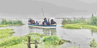 Kolleru Faces Budameru Threat.. Transportation Halted For 9 Villages, Kolleru, Yeleru Receive Heavy Inflows, Kolleru Lake, Water level in Kolleru Lake, 9 Villages Blocked, Budameru Floods, Kolleru Budameru Flood Gandam, Traffic, Rain Alert, Officials Have Been Alerted, Heavy Rain Are Falling Across AP, Heavy Rain In AP, Weather Report, Red Alert, AP, Heavy Rain, Andhra Pradesh, AP Rains, AP Live Updates, Political News, Mango News, Mango News Telugu