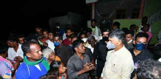 Late Night Visit Of CM Chandrababu In Flood Affected Areas, CM Chandrababu In Flood Affected Areas, Flood Affected Areas, Late Night Visit Of CM Chandrababu, Late Night Visit, AP CM Chandrababu, AP Floods, IMD, Telangana rains, Weather Updates, AP Rains, Rains, Rains Alert, Rains In Vijayawada, Vijayawada, Rain Alert, Officials Have Been Alerted, Heavy Rain Are Falling Across AP, Heavy Rain In AP, Weather Report, Red Alert, AP, Heavy Rain, Andhra Pradesh, AP Rain, AP Live Updates, Political News, Mango News, Mango News Telugu