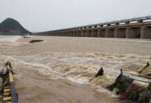 Flood Waters At Record Levels, AP Floods, Danger Warning For Prakasam Barrage, Flood Waters, Prakasam Barrage, Submerged Low Lying Areas, AP Rains, Rains, Rains Alert, Rains In Vijayawada, Vijayawada, Rain Alert, Officials Have Been Alerted, Heavy Rain Are Falling Across AP, Heavy Rain In AP, Weather Report, Red Alert, AP, Heavy Rain, Andhra Pradesh, AP Rain, AP Live Updates, Political News, Mango News, Mango News Telugu