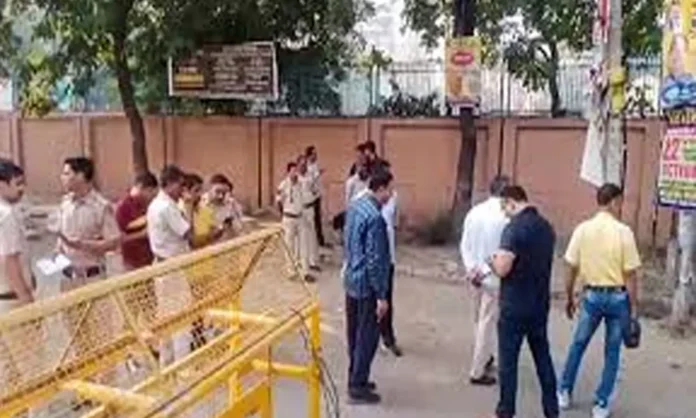 A Huge Explosion Occurred Outside A CRPF School In Prashanth Vihar Of Rohini District, A Huge Explosion Occurred In Delhi, A Huge Explosion, Delhi Huge Explosion, A Huge Explosion Occurred Outside A CRPF School, Prashanth Vihar, Rohini District., Delhi, There Was An Explosion In The National Capital, CRPF School Delhi, Delhi, Delhi Live Updates, Delhi Politics, National News, India, Congress, BJP, PM Modi, Live Updates, Breaking News, Live News, Mango News, Mango News Telugu
