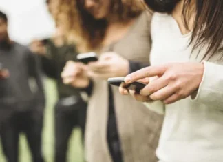 What Is Your Mobile Holding Style | Mango News Telugu