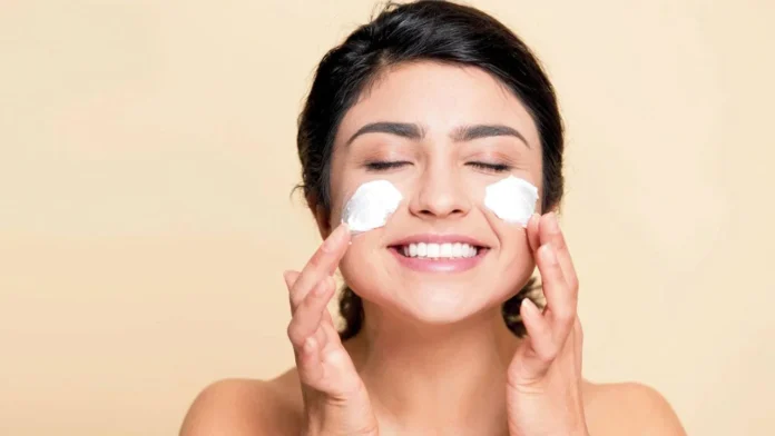 Is Your Skin Cracking In Winter Causes Solutions Tips, Skin Cracking In Winter, Skin Cracking Solutions, Skin Cracking Tips, Winter Skin Cracking, Best Skin Care Tips, Skin Care, Diet Plan for Glowing Skin, Juice for Healthy Skin, Clear Skin, Juices for Glowing Skin, Anti Acne Diet, Health, Health News, Health Tips, Healthy Food, Healthy Diet, Fitness, Mango News, Mango News Telugu