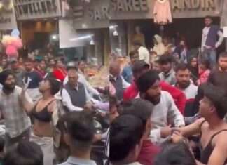 Reels In Public Wearing A Bra People Are Crushed, Reels In Public, Wearing A Bra For Reels, People Are Crushed, 2024 Viral Videos, Reels In Public Wearing A Bra, Social Media Tread, Viral Video, Public Reels, Social Media, Social Media Reels, India, Live Updates, Breaking News, Headlines, Live News, Mango News, Mango News Telugu