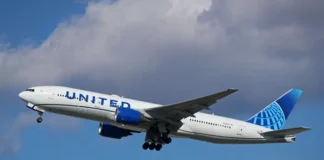 Mid Air Chaos Toilet Leak Floods American Airlines Cabin Leaves Passengers Stunned, Mid Air Chaos, Toilet Leak Floods American Airlines, American Airline, Toilet Leak American Airlines, American Airlines Flood, Mid Air Emergency, Passenger Safety, Toilet Leak, Viral Incident, New York, America, USA, America News, America Live Updates, National News, International News, Live Updates, Breaking News, Headlines, Live News, Mango News, Mango News Telugu