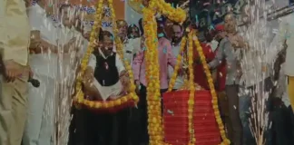 Warangal MLA Nayini Rajender Reddy Receives An Innovative Welcome From The People A Huge Laddus, Warangal MLA Nayini Rajender Reddy Receives An Innovative Welcome, Innovative Welcome From The People A Huge Laddus, Huge Laddus, Hanumakonda Footover Bridge Issue, Innovative Public Gratitude Program, Naini Rajender Reddy Thulabharam, Naini Rajender Sathkaram, Warangal MLA Public Service, TS Live Updates, TS Political News, Telanganah, Live News, Political News, Breaking News, Hedlines, Mango News, Mango News Telugu