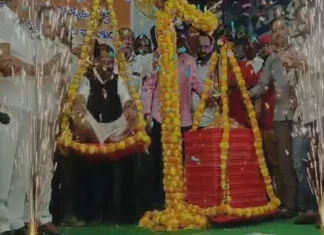 Warangal MLA Nayini Rajender Reddy Receives An Innovative Welcome From The People A Huge Laddus, Warangal MLA Nayini Rajender Reddy Receives An Innovative Welcome, Innovative Welcome From The People A Huge Laddus, Huge Laddus, Hanumakonda Footover Bridge Issue, Innovative Public Gratitude Program, Naini Rajender Reddy Thulabharam, Naini Rajender Sathkaram, Warangal MLA Public Service, TS Live Updates, TS Political News, Telanganah, Live News, Political News, Breaking News, Hedlines, Mango News, Mango News Telugu