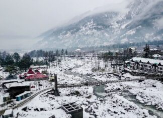 Heavy Snowfall In Manali Huge Traffic Jam, Manali Huge Traffic Jam, Huge Traffic Jam In Manali, Heavy Snowfall, Heavy Snowfall In Manali, Snowfall In Manali, Manali, Manali Solanganala Road, Snowfall In Himachal, Solanganala, India, National News, PM Modi, Live Updates, Breaking News, Live News, Mango News, Mango News Telugu