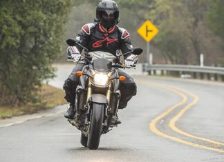 బైక్ నడిపే వారు ఈ జాగ్రత్తలు తప్పనిసరిగా తీసుకోవాల్సిందే..! Back Pain From Bike Riding Causes And Precautions To Avoid It