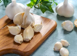 వెల్లుల్లి చేసిన మేలు తల్లి కూడా చేయదనే మాట అందరికీ కాదంట.. Garlic Is Good But Not For All, Garlic Is Good, Garlic Is Not Good For All, Garlic Benefits, Health Benefits Of Garlic, Advantages Of Garlic, Disadvantages Of Raw Garlic, Garlic, Raw Garlic Side Effects, Health, Health News, Health Tips, Healthy Food, Healthy Diet, Fitness, Mango News, Mango News Telugu