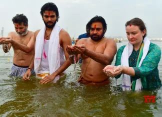 Video: సతీమణి అన్నా, కుమారుడు అకీరాతో కుంభమేళాలో స్నానం ఆచరించిన డిఫ్యూటీ సీఎం పవన్.. Maha Kumbh Mela Pawan Kalyan Nara Lokesh Venkaiah Naidu Families Perform Holy Dip