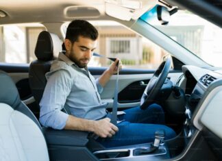 కారులో కూర్చోగానే ఈ తప్పు చేస్తున్నారేమో చూడండి..