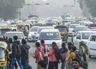 Shock To Old Vehicles No Fuel For 15 Year Old Vehicles From March 31, 15 Year Old Vehicles From March 31, No Fuel For 15 Year Old Vehicles, Shock To Old Vehicles, Anti Smog Measures, Delhi Pollution Control, Electric Vehicles, Fuel Restriction, Old Vehicles Ban, Air Pollution In Delhi, Delhi Air Pollution Increasing, Day By Day Delhi Pollution Increasing, Air Pollution In Delhi Is Increasing, AQI, Delhi Air Pollution, Delhi Pollution, Pollution, Delhi, Delhi Live Updates, Delhi Politics, National News, India, Congress, BJP, PM Modi, Live Updates, Breaking News, Live News, Mango News, Mango News Telugu