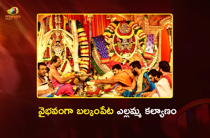 Ministers Konda Surekha and Ponnam Prabhakar Offer Silk Clothes To Balkampet Yellamma Ministers Konda Surekha and Ponnam Prabhakar Offer Silk Clothes To Balkampet Yellamma