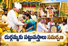CM Chandrababu Visit and Offers Sare To Goddess Kanaka Durga Along With Wife Bhuvaneswari
