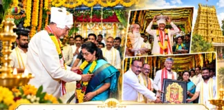 CM Chandrababu Visit and Offers Sare To Goddess Kanaka Durga Along With Wife Bhuvaneswari